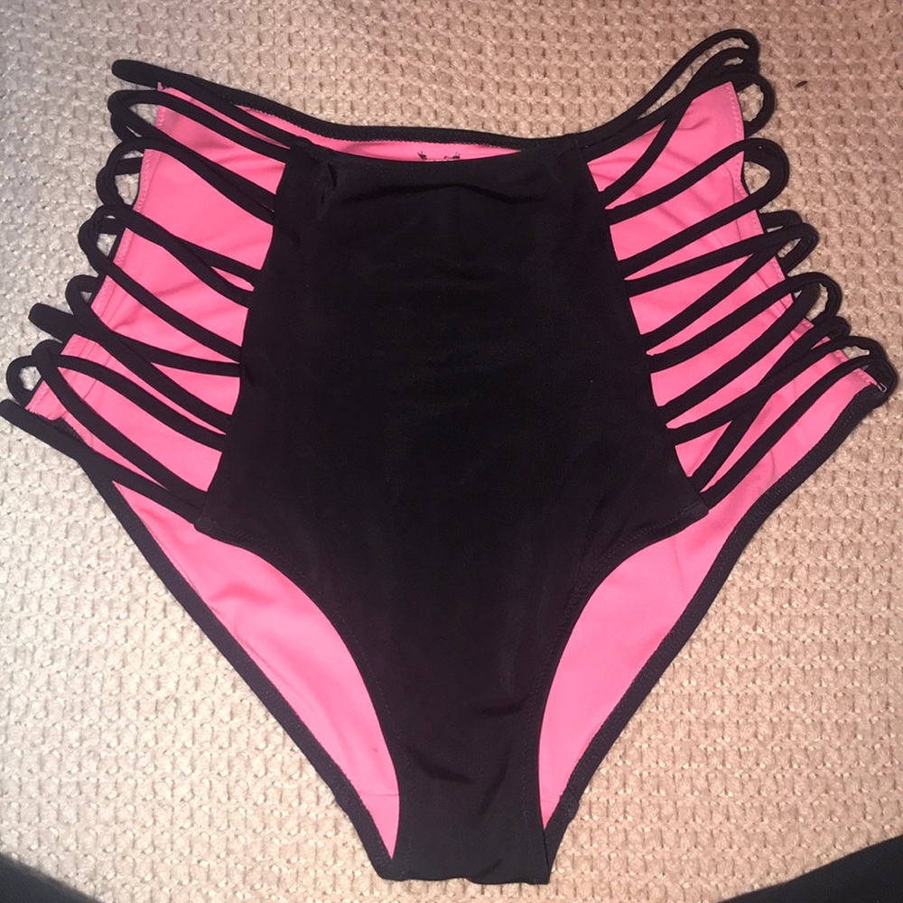 Never been worn!! I bought the wrong size🤷🏽‍♀️